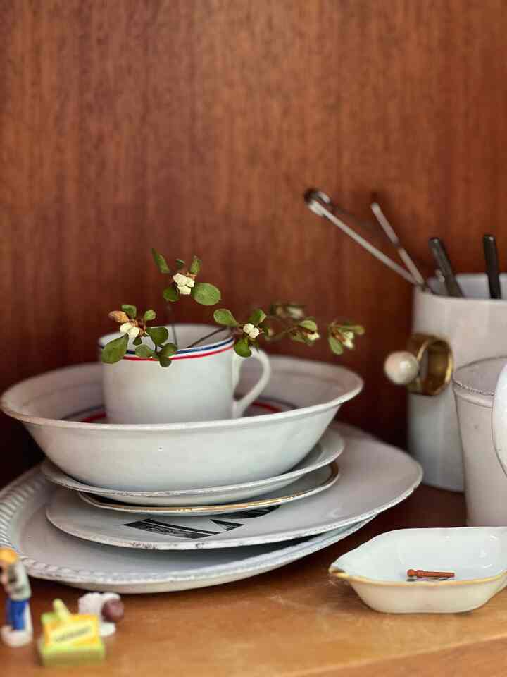 Azalea decor #kitchen #kitchenshelve #astierdevillatte #plates #bowls 