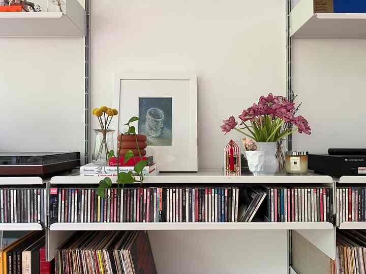 Livingroom Spring Decor #vitsoe #wallsystem #wallshelve #springdecor #flowers #springflowers #livingroomdecor #livingroominterior #interior