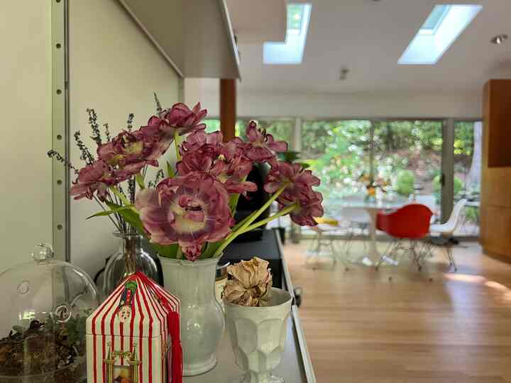 Spring decor #homedecoe #livingroom and #diningroom #springhomedecor #vitsoe #knoll #hermanmiller #midcenturymodern #modcenturyhome