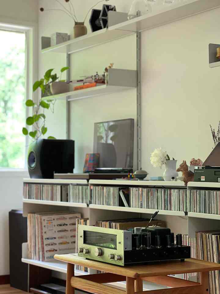 Media shelve decor #vitsoe #mediashelve #shelvingsystem #wallshelve #walldecor #livingroom #livingroomdecor #livingroominterior 