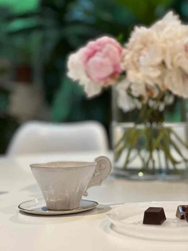 Spring mood #teacup #astierdevillatte #knoll #diningtable #diningroom #diningroominterior #diningspace 