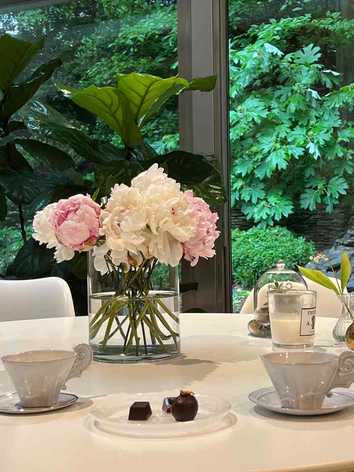 Spring mood #peony #springflower #teatime #knoll #diningtable #diningroom #diningroomdecor #onthetable #homecafe