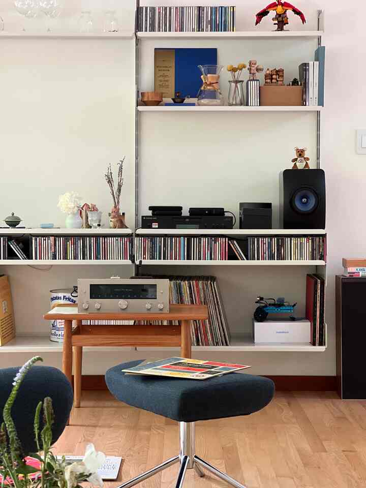 Wall decor #mediashelve #vitsoe #wallshelve #walldecoration #wallshelf #wallinterior #livingroominterior #livingroom #livingroomdecoration 