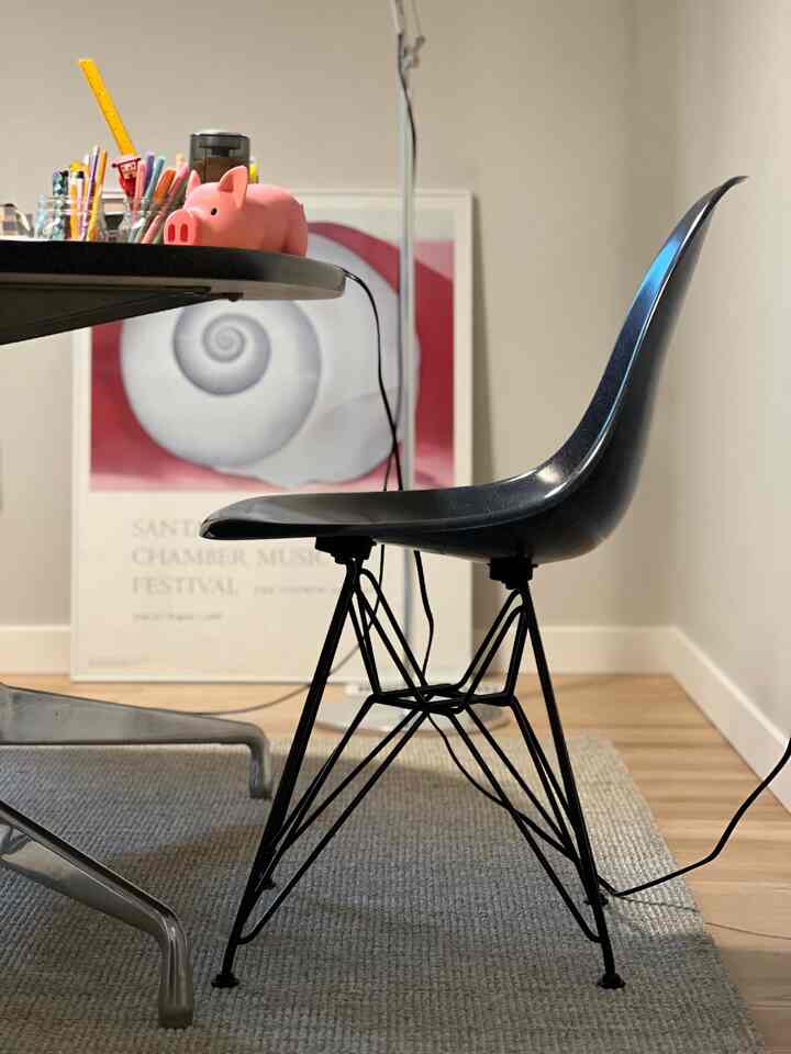 Pink & Navy #studyroom #deskdecoration #deskchair #eameschair #eames #hermanmiller