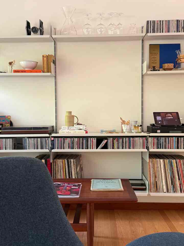 Livingroom wall deco #wallshelf #vitsoe #wallshelf #mediashelf #livingroominterior #livingroomdecoration 