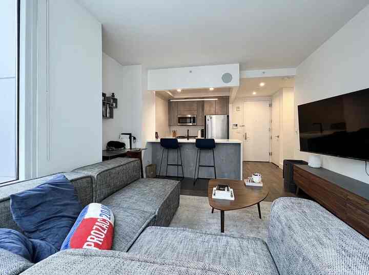 🏠Inside a 555 Sq Ft Minimalist Manhattan Apartment with a Modern Edge