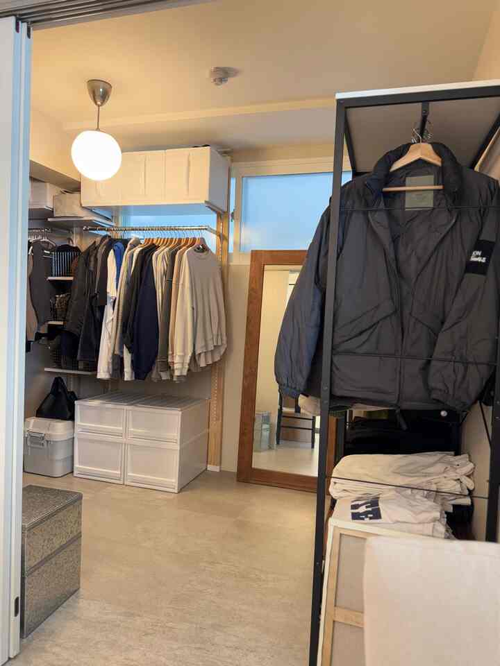 ベージュの床と白い収納ボックスが配置された、特徴的なウォークインクローゼットの清潔な空間