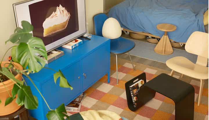 🏠 A look into a renter-friendly studio full of vibrant personality and color