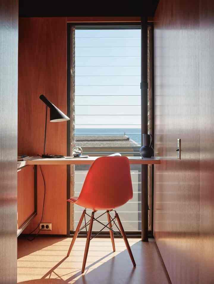Eames Molded Fiberglass Side Chair