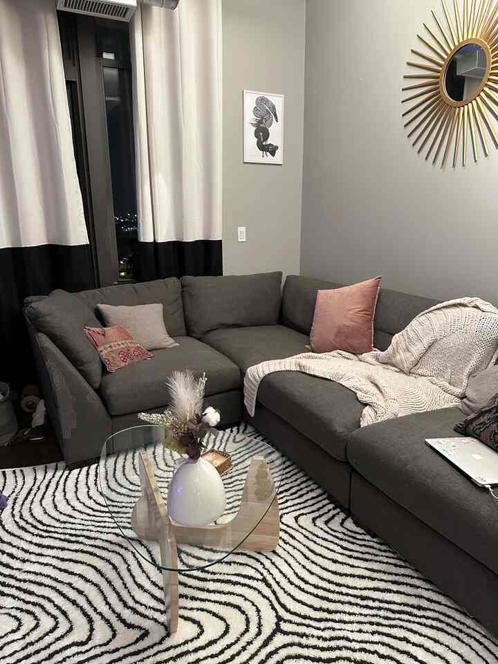 Love the mix of textures – from the plush sofa to the coffee table and the knit throw. #cozyvibes #patternedrug #interiordesign