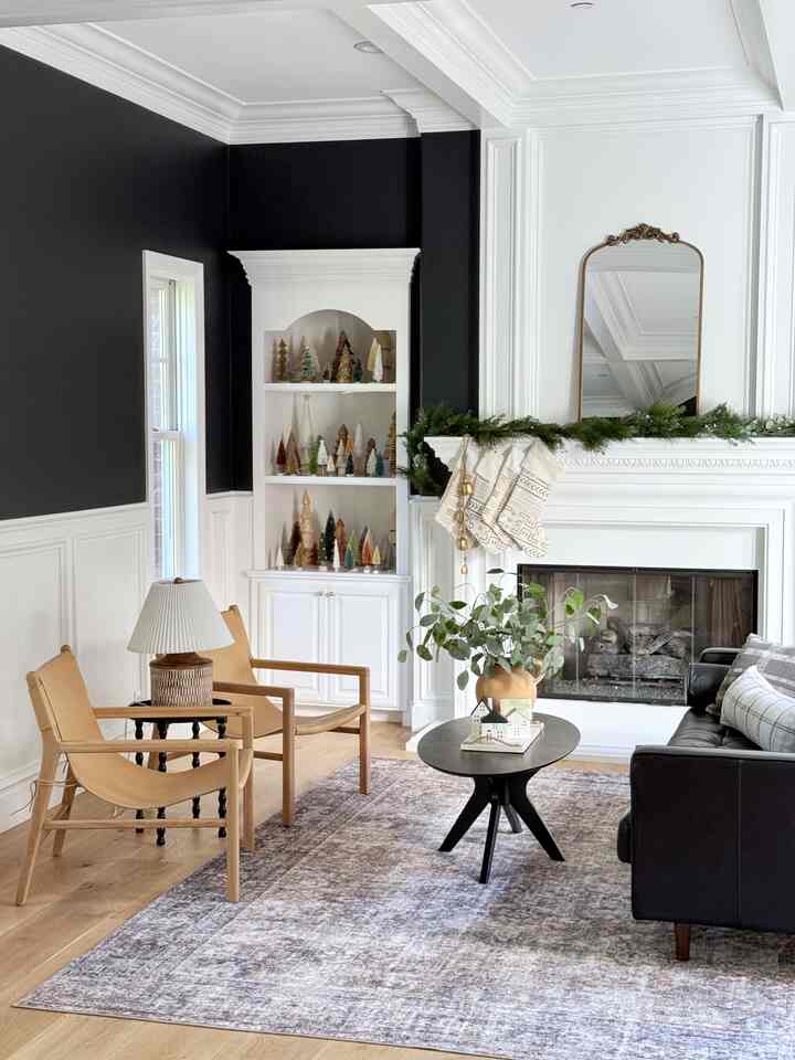 Nuansa Natal di ruang tamu! #christmastreevillage #modernfurniture #christmasdecor #christmasgarland