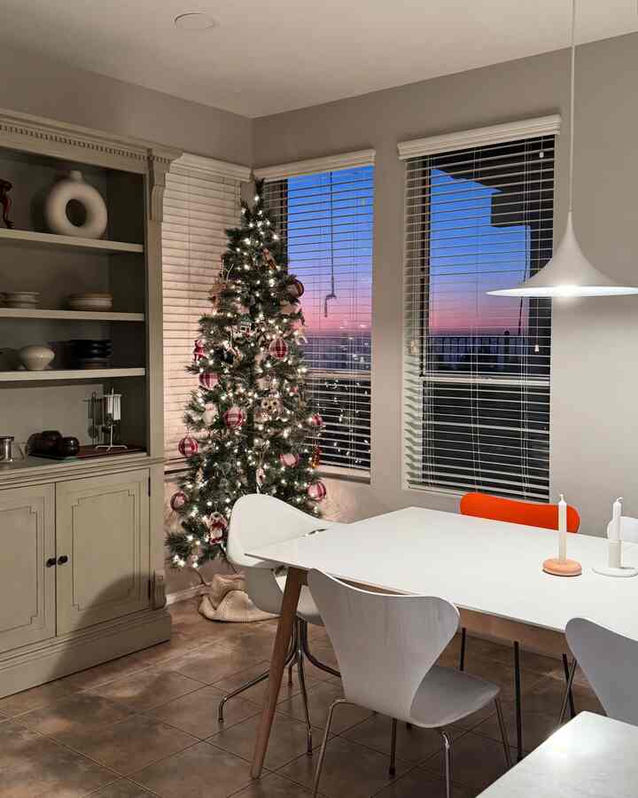 Love this time of the year 🎄

#christmastree #christmasdecoration #ornament #diningroom #diningroominterior #interior 