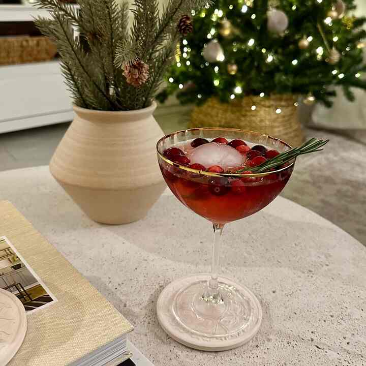 Made a Merry Mocktail tonight using this pretty glassware🎄 Love the christmas colors #glassware #glass #vase #stems 