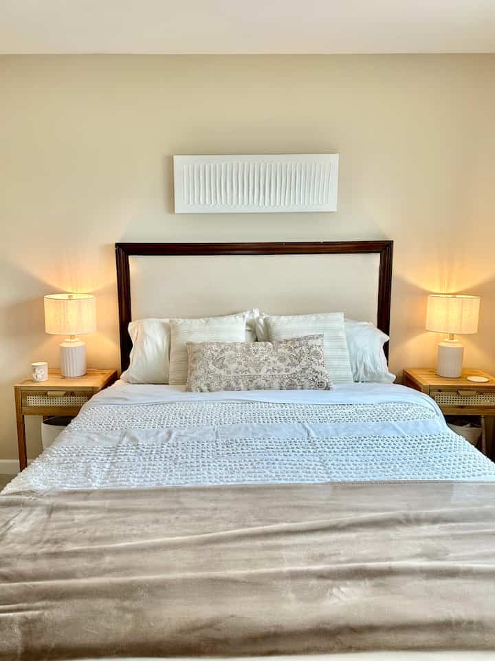 Dekorasi kamar tidur netral #bed #headboard #lamps #nightstand