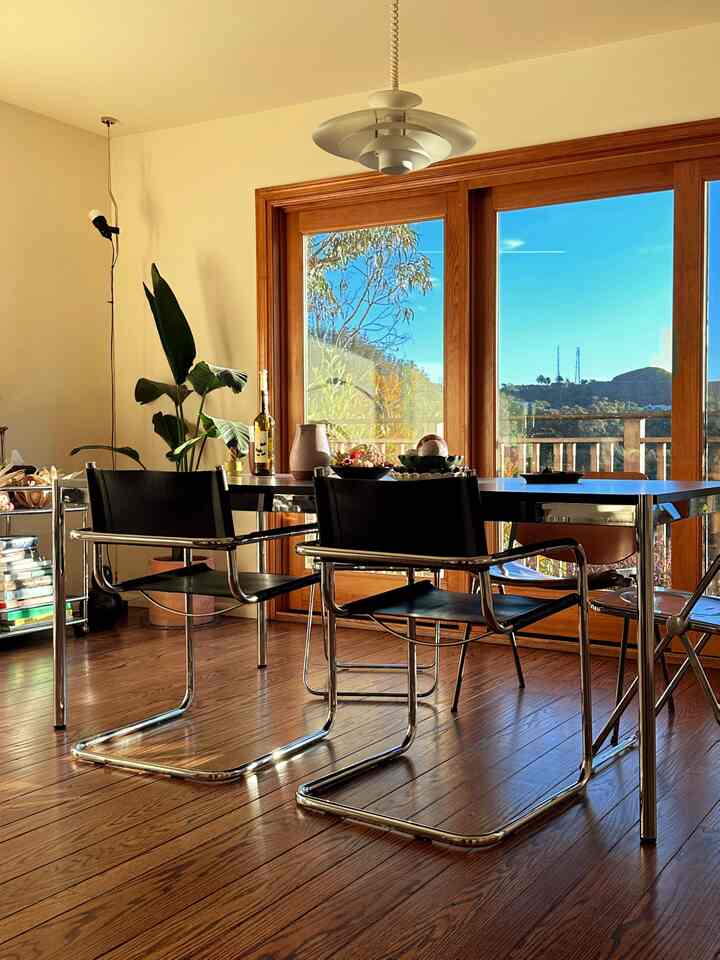 Starting the 2024 nice and bright! Happy new year to everyone 🎉

#midcenturymodern #usm #flos #livingroom #sanfrancisco