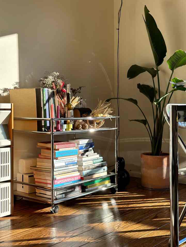 Morning sunlight in the music corner 🌞

#midcenturymodern #usm #flos #sanfrancisco