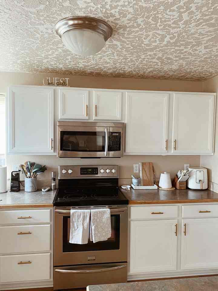 Updated, bright white & gold kitchen with marble accents #gold #marble #kitchen 