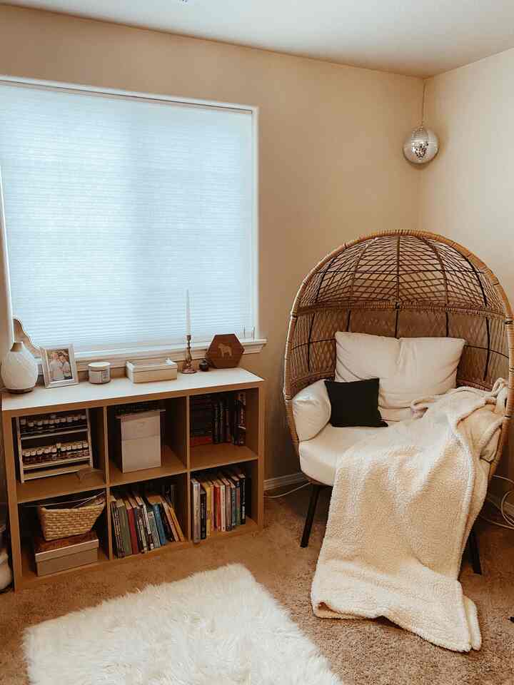 Cozy office hang out #eggchair #bookshelf #office 