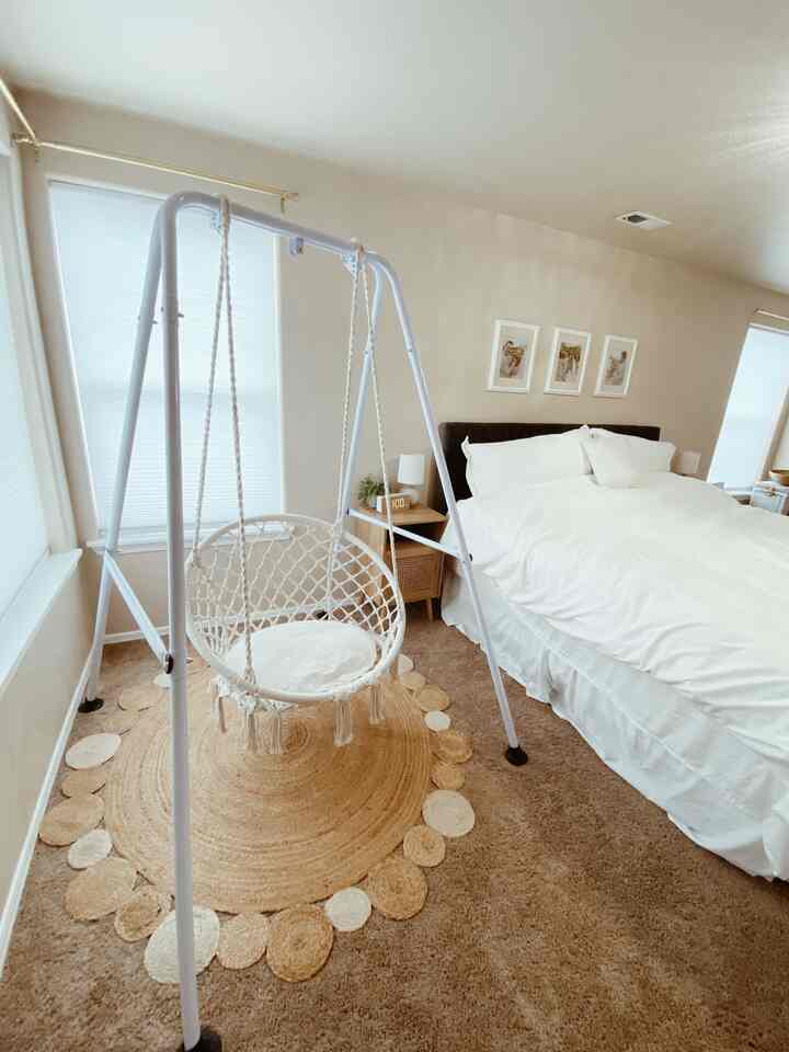 Relaxing bedroom inspo #hangingchair #juterug #bedroomdecor 