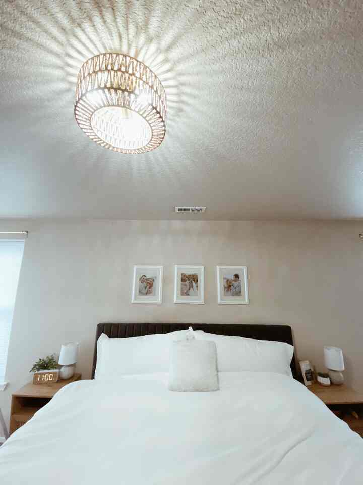 Inspirasi kamar tamu #kingbed #headboard #lightfixture