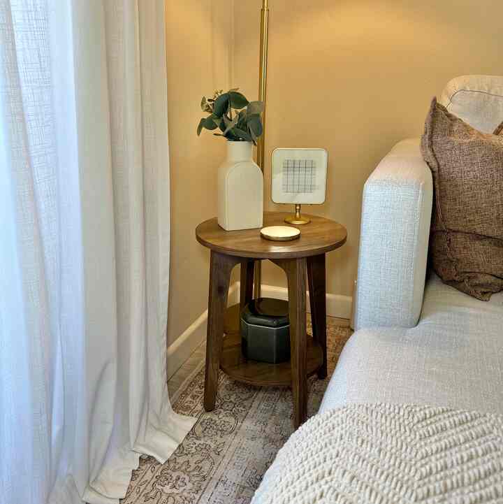 Detail tabel akhir. Kotak hijau keramik ini sangat cocok untuk menyembunyikan remote saat saya tidak menggunakannya! #ceramic #livingroom #endtable #sidetable #pictureframe