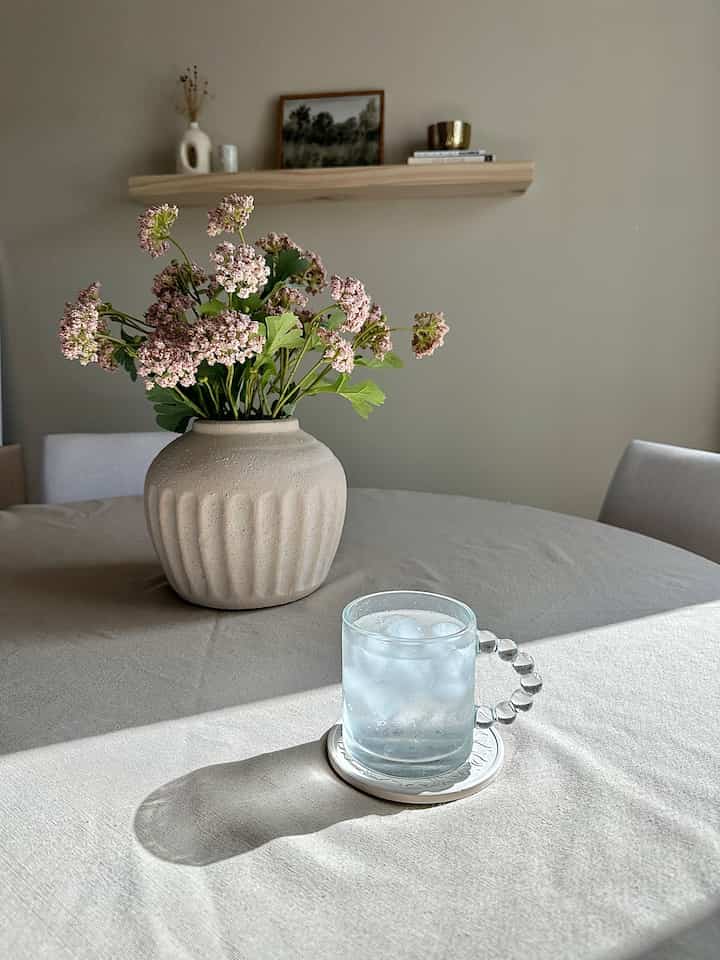 Golden hour ☀️ #diningroom #tablecloth #vase #flowers 