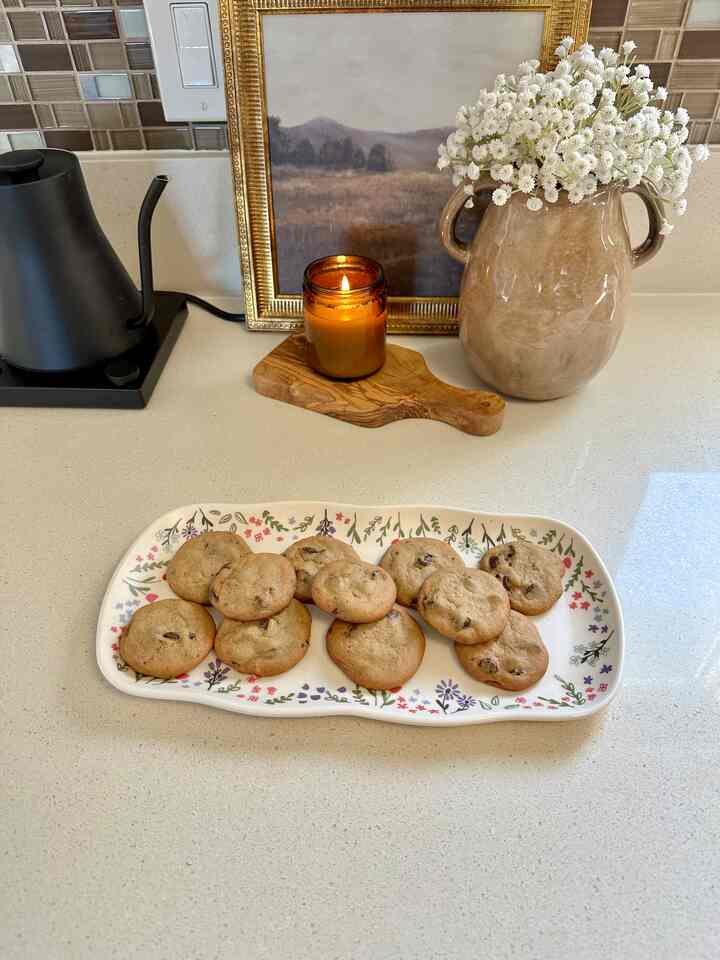 Fresh baked cookies make for the perfect afternoon snack 🍪  #kitchen #teakettle #vase