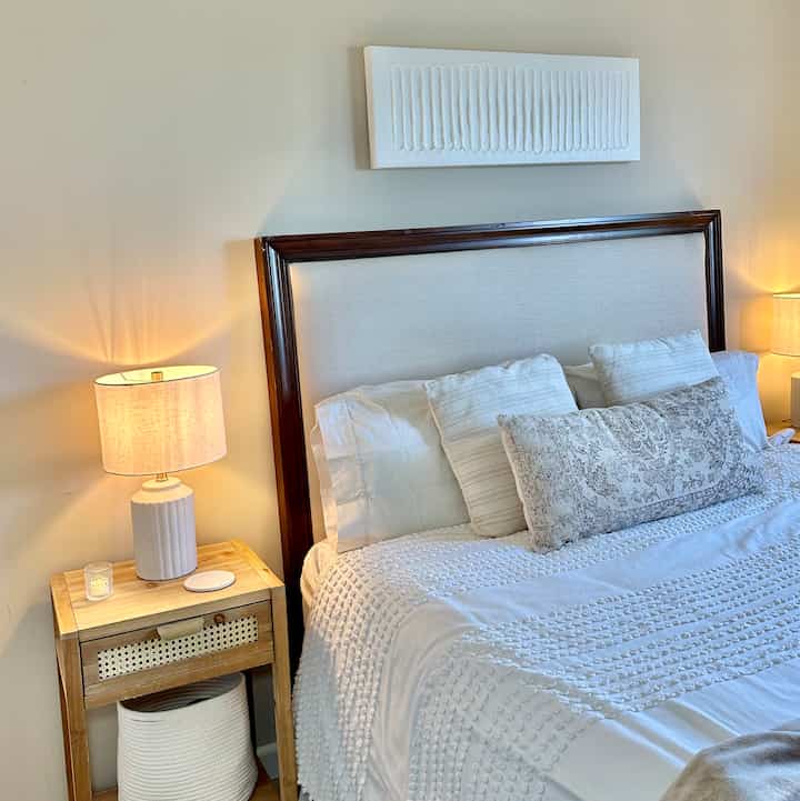 Bedroom details #lamp #bedding #stripedpillow #throwpillow 