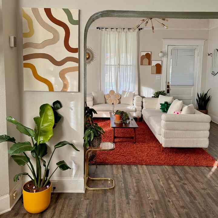 My colorful and cozy living room 🫶🏼 Here you can find all the decor I’ve carefully curated the past couple of years! #vintage #midcentury #warmtoneinterior 