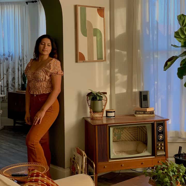 Heres another angle of my living room. I decorate with lots of plants, greens and oranges and i really lean into that vintage style. #vintage #homedecor #warmtoneinterior 