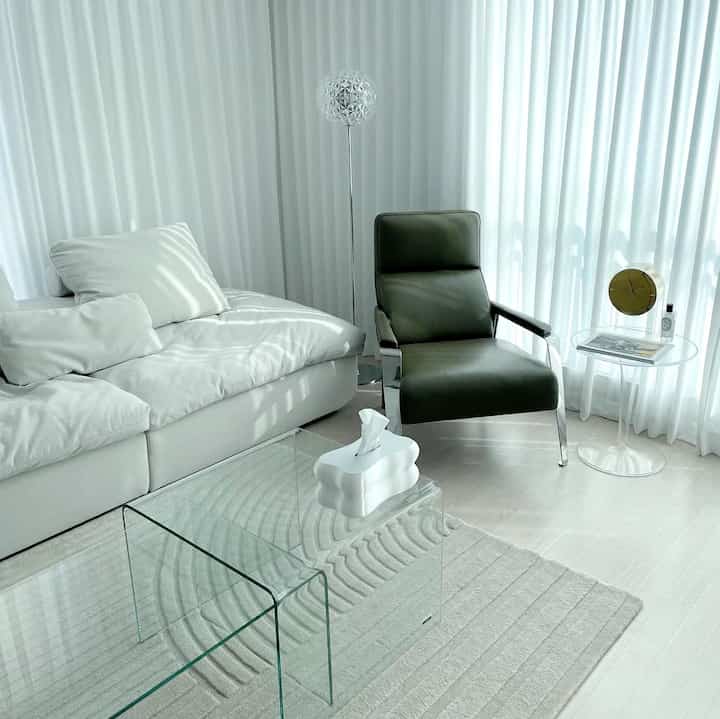 The transparent tea table adds sparkle to the white-toned interior. ✨🍵 #TransparentDesign #WhiteInteriors #InteriorInspiration