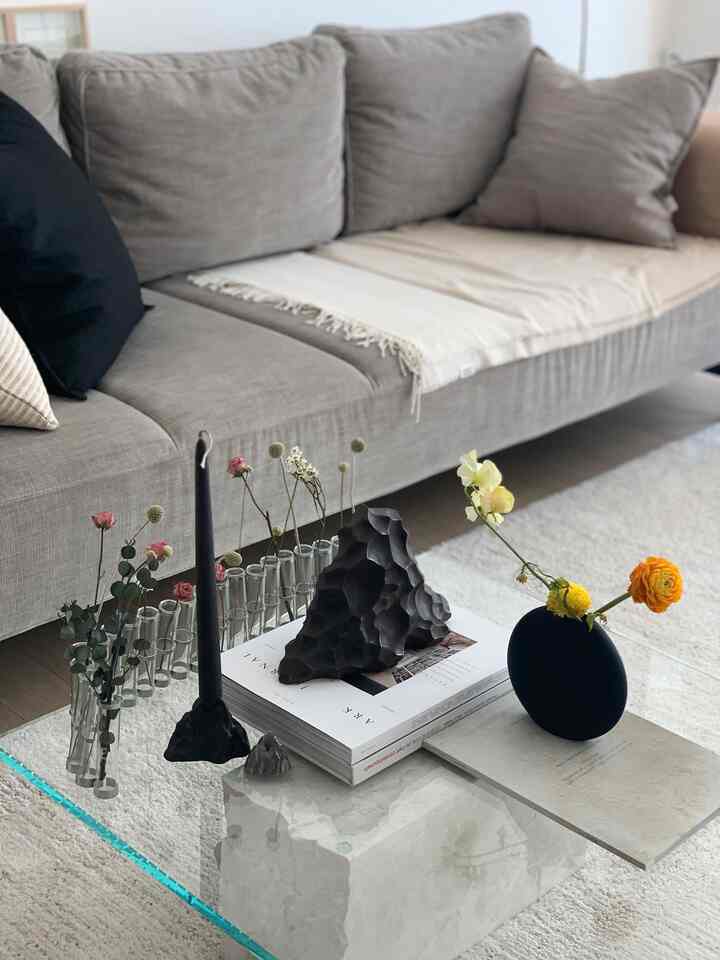Adding pops of color amidst serene black tones, with self-arranged flowers. 🌸🖤 #ColorfulAccents #DIYFlowerArrangement #InteriorInspiration