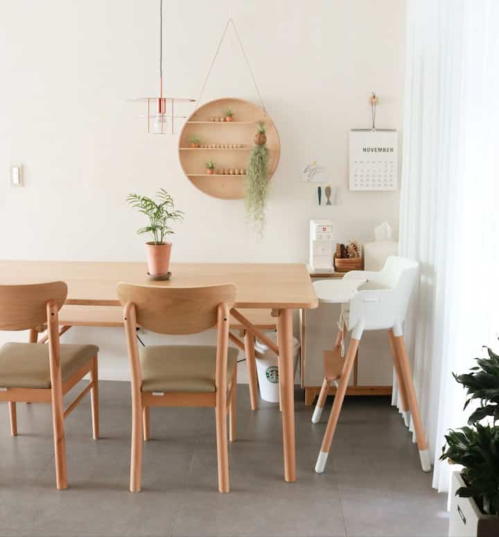 A dining room adorned with white and wood. 🍽️✨ #WhiteAndWood #ScandinavianStyle #InteriorInspiration