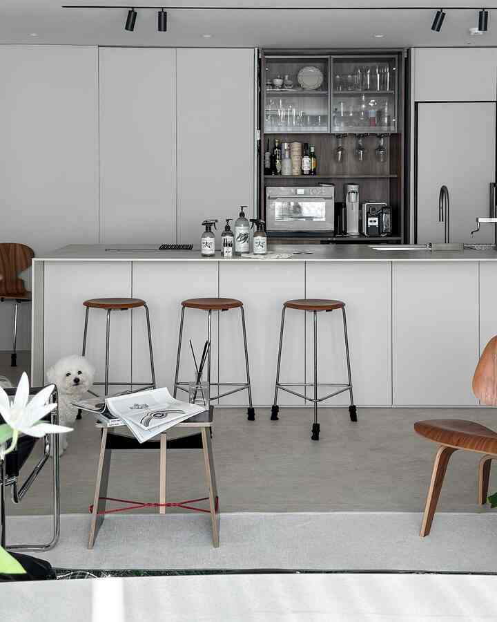 <span data-sheets-root="1" style="color: rgb(0, 0, 0); letter-spacing: normal; font-size: 10pt; font-family: Arial;">A modern home bar that's sleek and stylish. 🍸✨ #ModernBar #HomeEntertaining #InteriorInspiration #stool #chair #homeinspo</span>