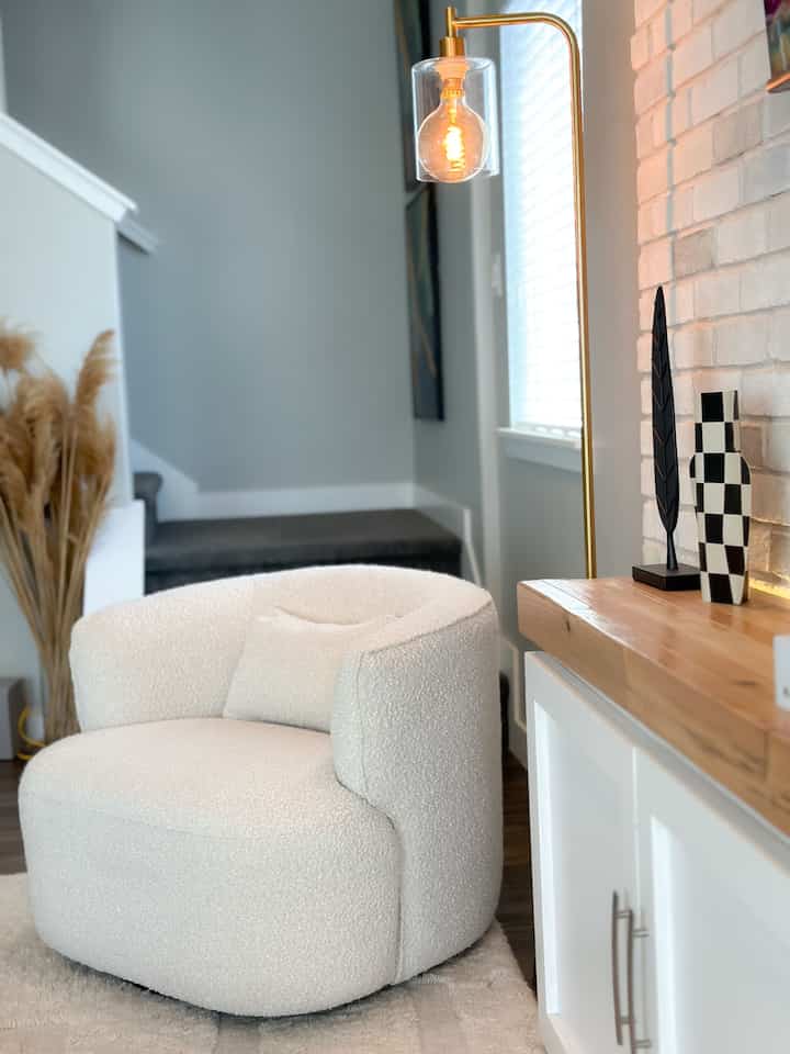 Beautiful corner ✨

#Modern #minimalinterior #chair #lovely #minimal 