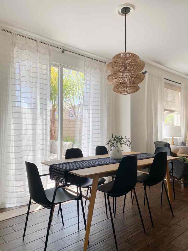 #Mid-CenturyModern #whiteinterior #diningtable #openconceptroom #diningroominterior 