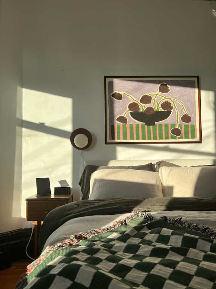 who said green & red was only for the holidays?
#cozybedroom #mcm #colorful #eclectic