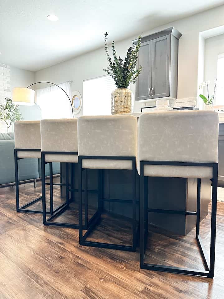New bar stools ✨

#comfortable #modern #barstool #chair #minimalistkitchen 