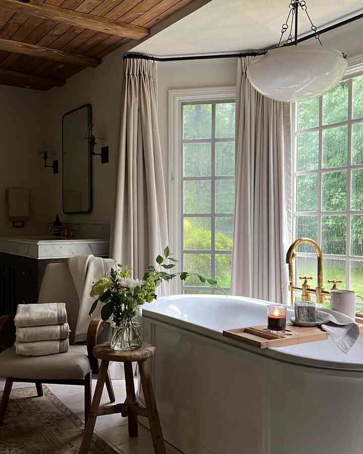 we just love this beautiful bathroom along with these stunning french bath tub ! 
Credit:@housesevendesign
#frenchdesign #vintagelighting 