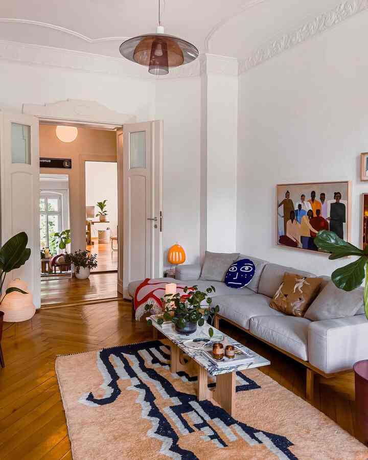 Create a gallery wall with a mix of artwork in different styles! what a unique style of living room !  Credit: @didyouseeadam
#uniqueinterior #Mid-CenturyModern #colorofhouse 