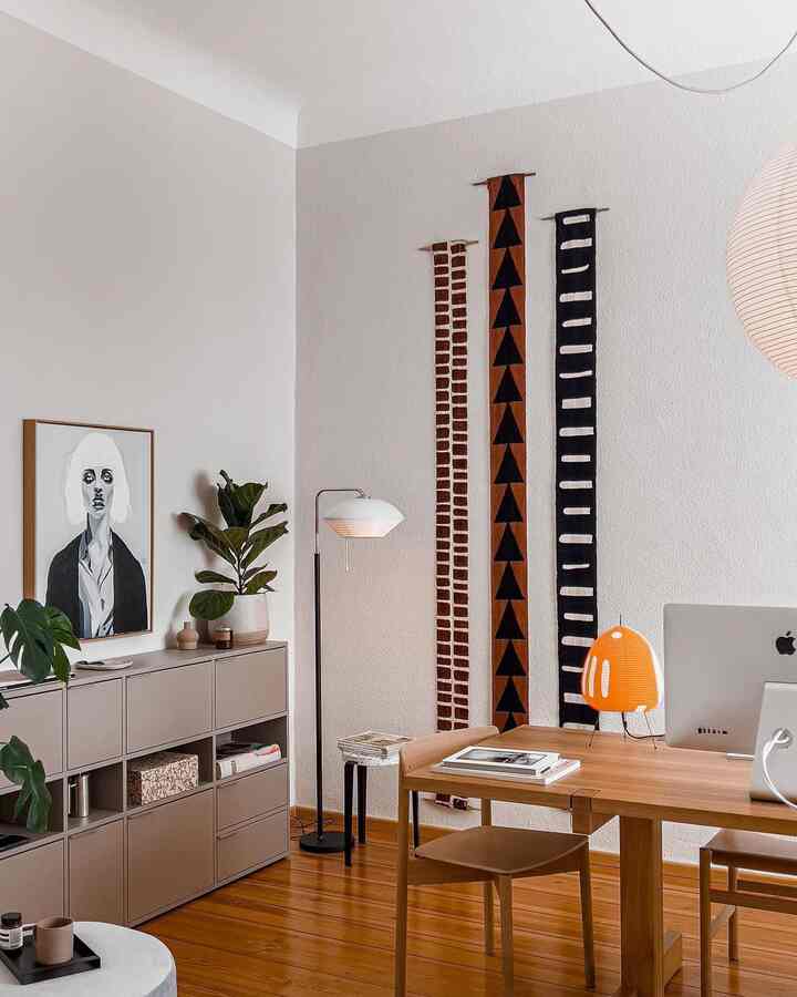 Cozy reading nook with a stylish floor lam for a realxing break from work! Credit: @didyouseeadam
#homeoffice #Mid-CenturyModern #colorofhouse 