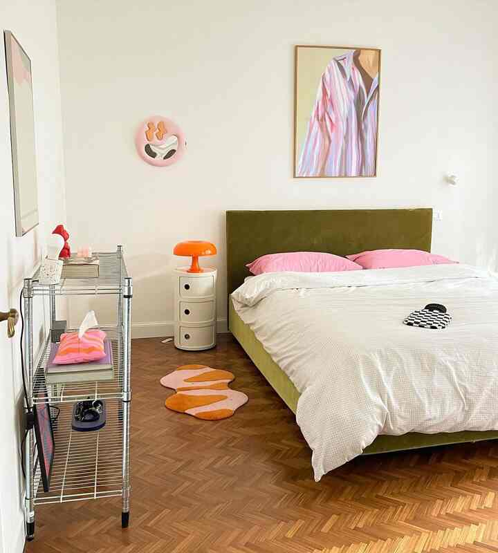 オレンジとグリーンの完璧な色の組み合わせ！このベッドルームのカラフルなディテールがどれも素敵です。クレジット: @flaminiabeg.jpeg
#colorfulbedroom #mid-century #mybdrm