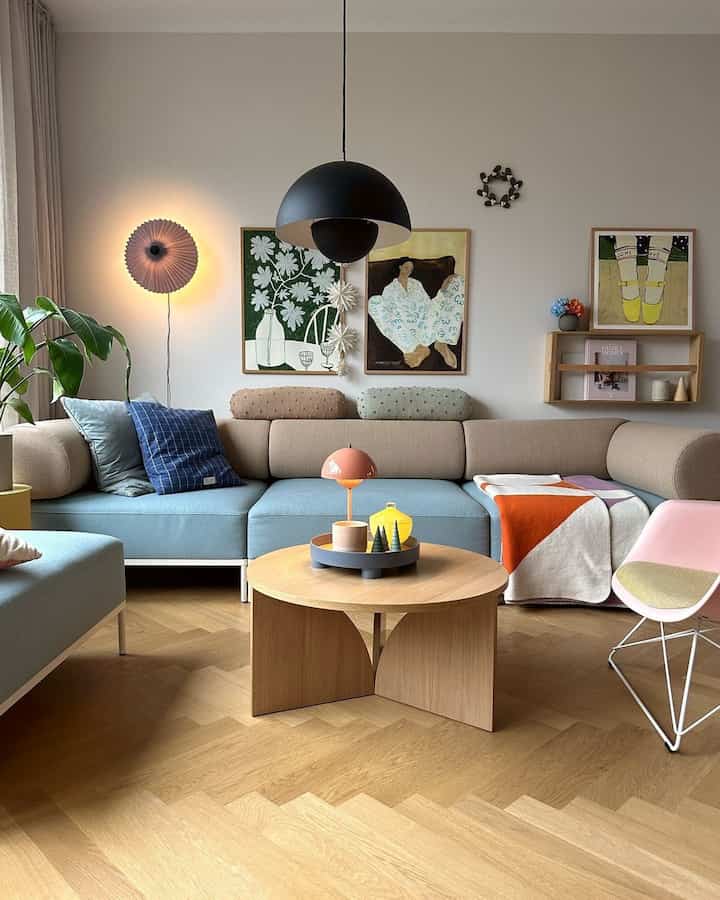 Modern pendant light with colorful fabric looks stunning!! 
Credit: @hej_sylwi
#moderninterior #cozylivingroom #colorinterior #postmodern #moderneclectic