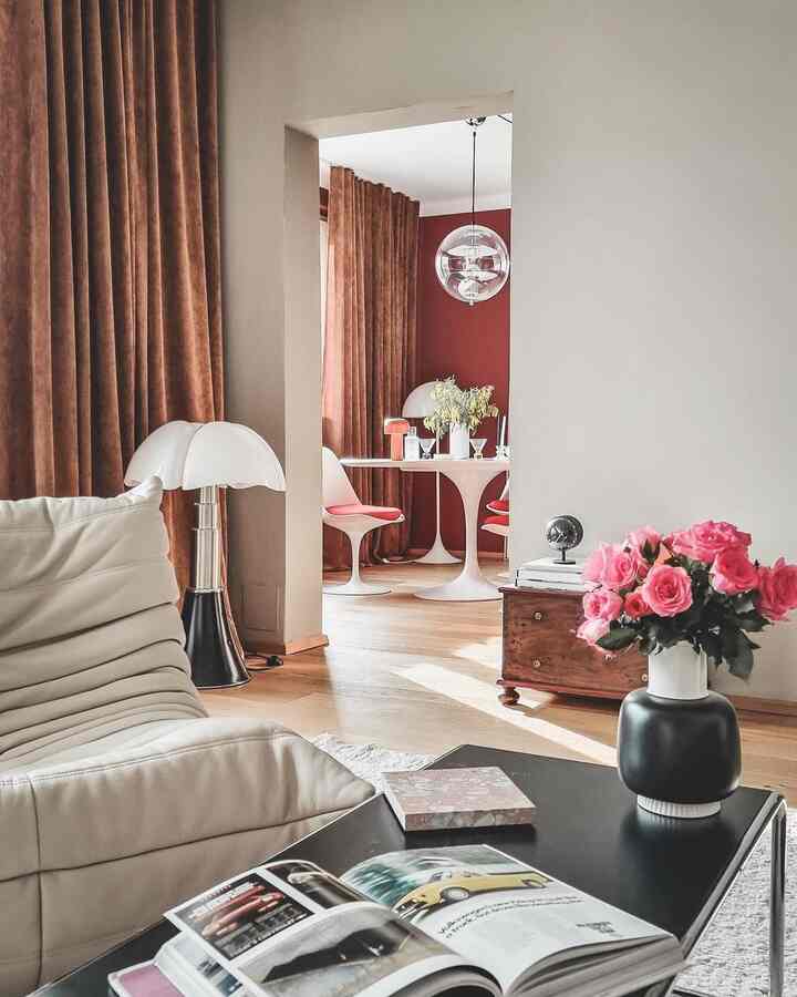 Creating timeless harmony in my living room with a blend of modern and vintage styles. 🛋️✨Credit: @ellitresjolie  #ModernVintageBlend #TimelessDecor #LivingRoomStyling