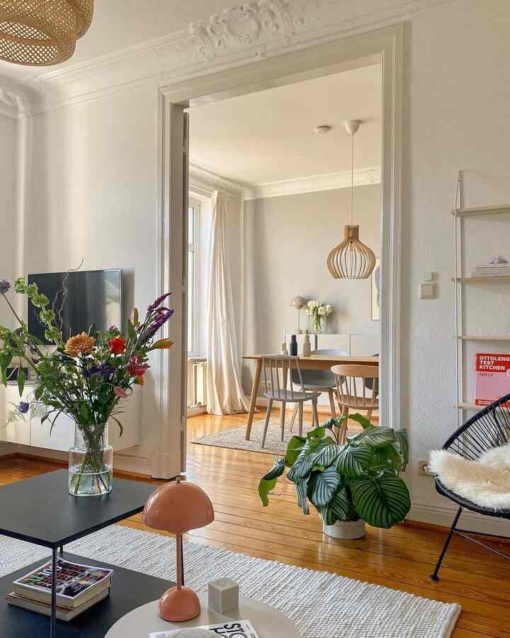 Brightening up the cozy living room with a splash of colorful flowers! 🌸✨ Credit: @eimsbude #CozyHome #FlowerPower