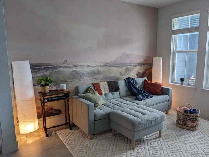 Merangkul suasana tenang di ruang tamu yang nyaman ini 🕊️✨ Cocok untuk melepas penat dan menemukan kedamaian di rumah. Kredit: @Drum-Major #CalmSpace #CozyVibes #HomeSanctuary



