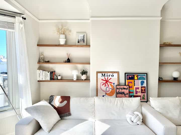 💮 My all-white look lets the colored decor POP out! #whitesofa #livingroom