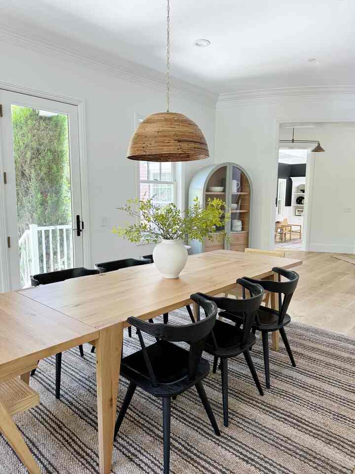 Modern, neutral dining room design. Textured rug. #diningroom #juterug #moderndesign