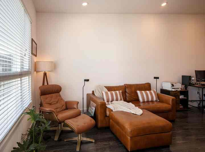 A space that feels like a warm embrace. #leather #cozy