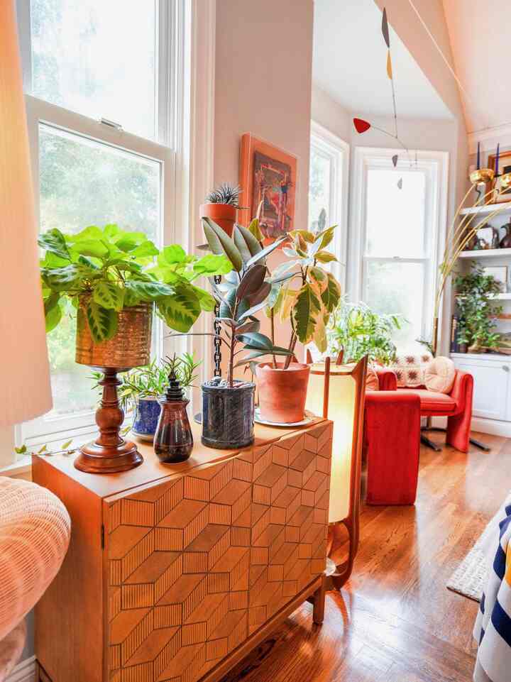 Ruang penyimpanan ekstra untuk ruang tamu saya :) Dan ruang ekstra untuk menaruh tanaman saya! #credenza #storage